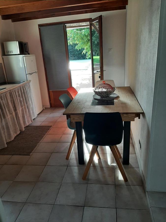 Gite A La Campagne Avec Piscine Biziat Exterior foto